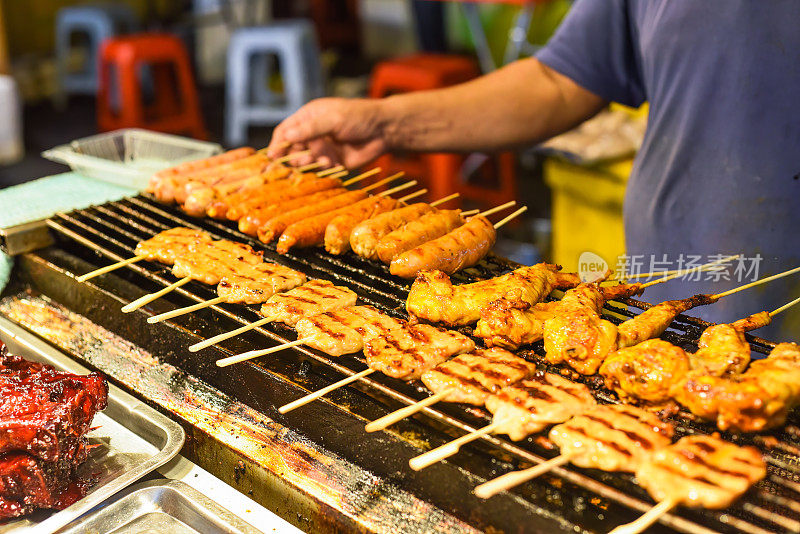 吉隆坡Jalan Alor街头小吃的烤鸡肉和香肠